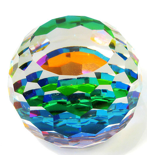 Kristallen bol met facetten als illustratie bij artikel over werken met edelsteenremedies